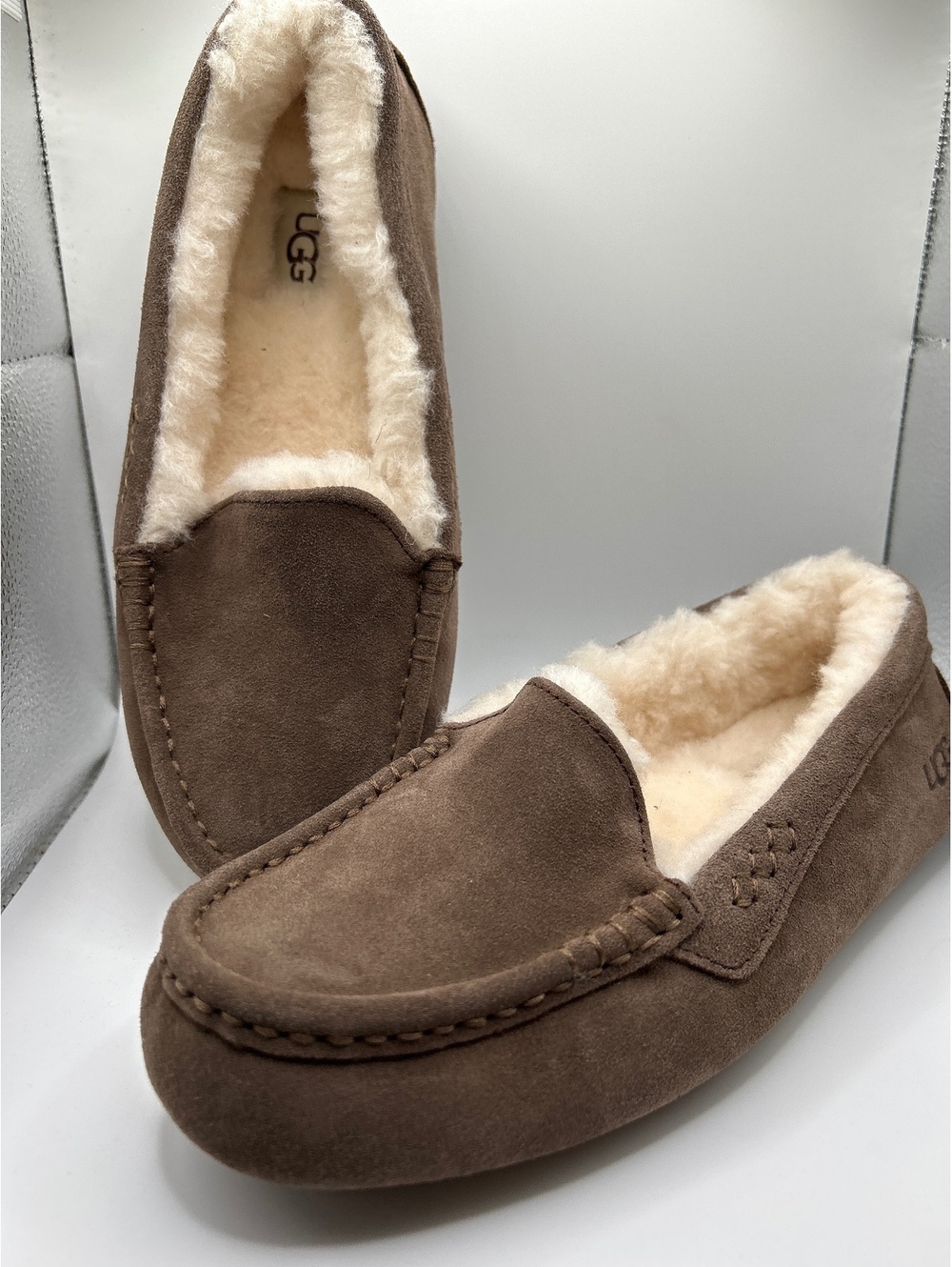 UGGS  Ainsley Gray Women's Size 7 Shearling-Lined Mules New EC [COPY]